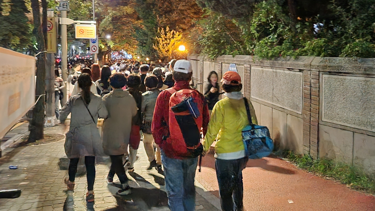 ‘서울세계불꽃축제 2023’이 끝난 7일 오후 9시 30분께 여의도 한강공원 일대에서 시민들이 질서정연하게 귀가하고 있다. 안효정 기자.