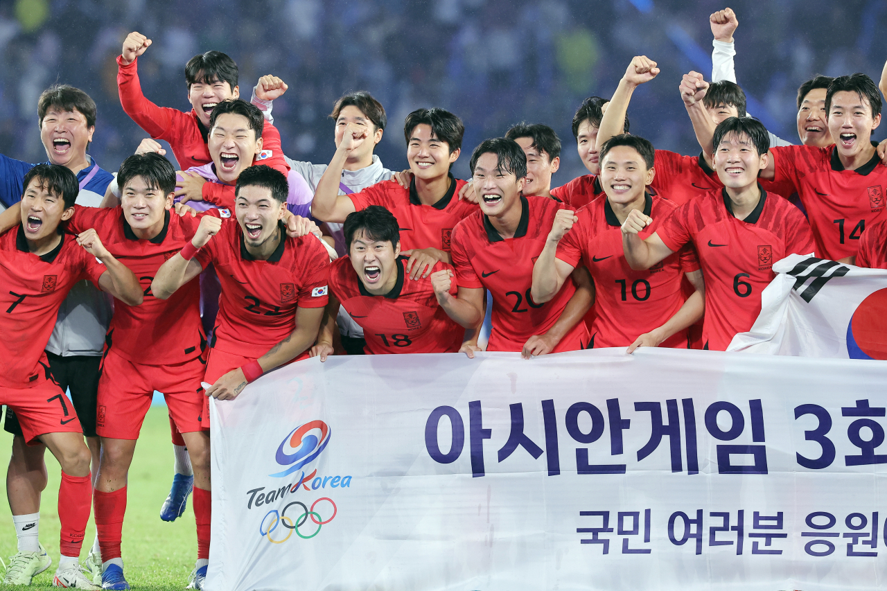 7일 중국 항저우 황룽 스포츠센터 스타디움에서 열린 2022 항저우 아시안게임 남자축구 대한민국과 일본의 결승전에서 우승한 한국 대표팀 이 이강인 등이 기뻐하고 있다. 연합뉴스
