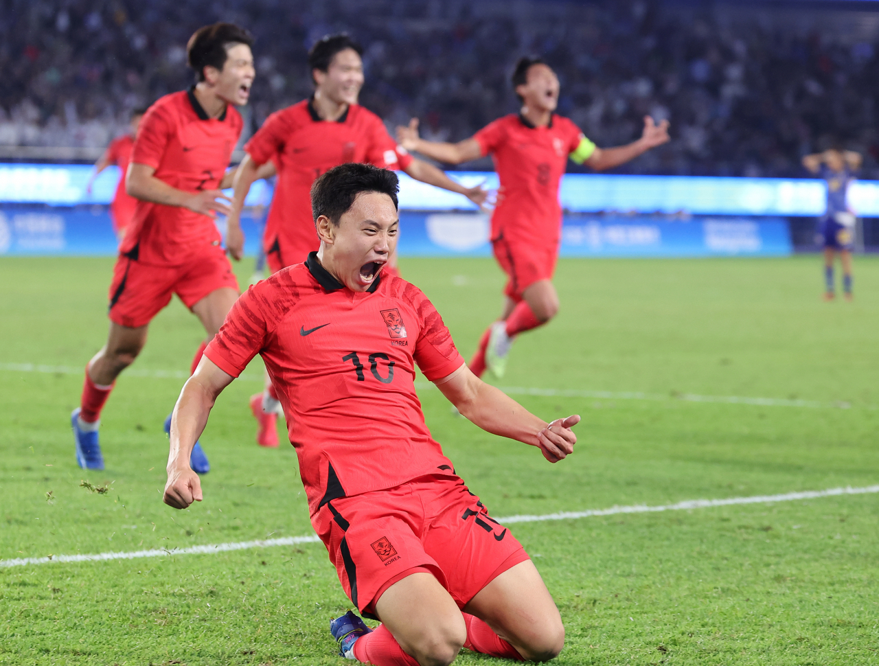 7일 중국 항저우 황룽 스포츠센터 스타디움에서 열린 2022 항저우 아시안게임 남자축구 대한민국과 일본의 결승전. 조영욱이 역전골을 성공시키고 있다. 연합뉴스