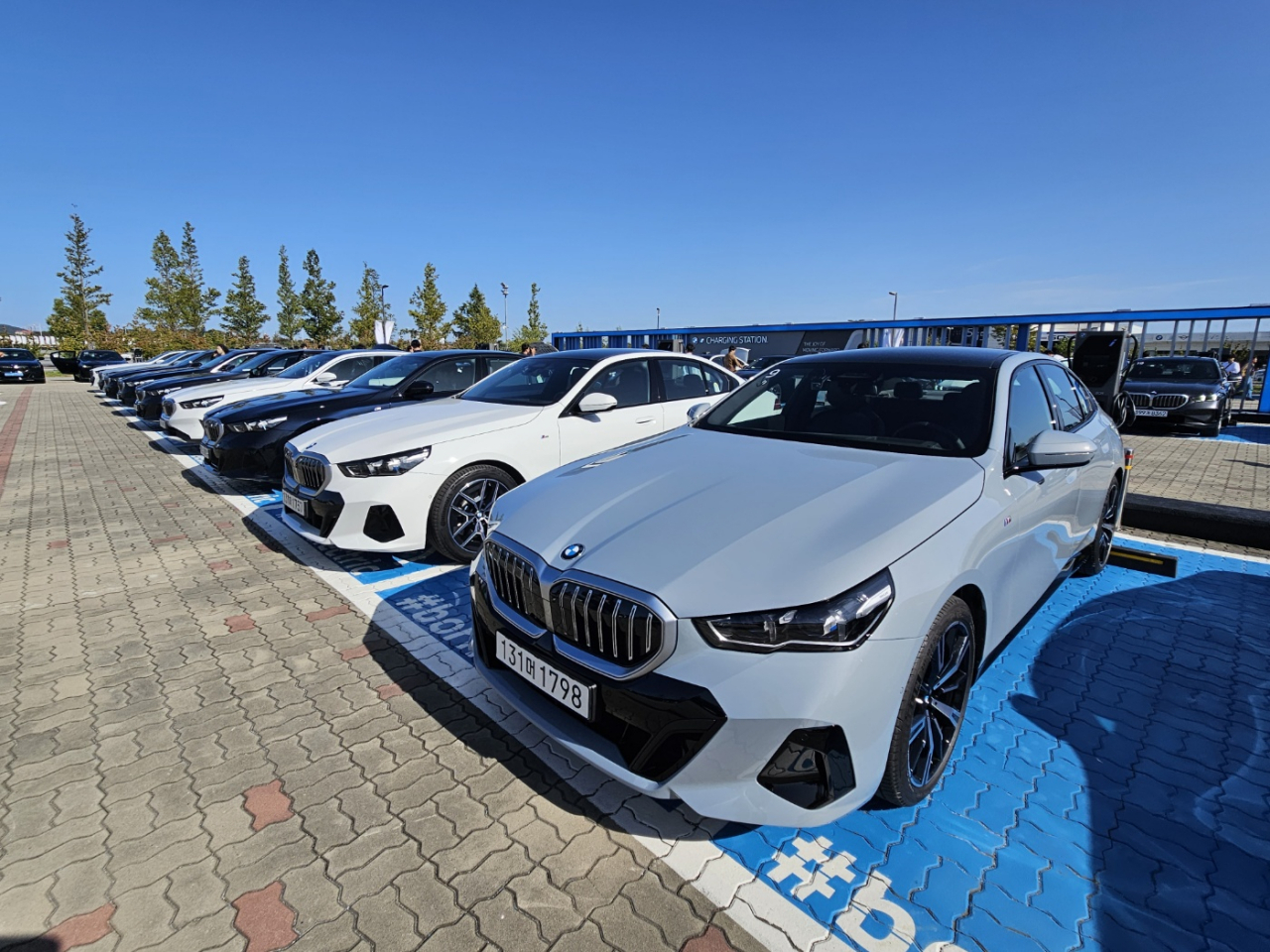 BMW 뉴 5시리즈. 브랜드 디자인 상징인 ‘키드니 그릴’이 시선을 사로잡는다. [김지윤 기자]