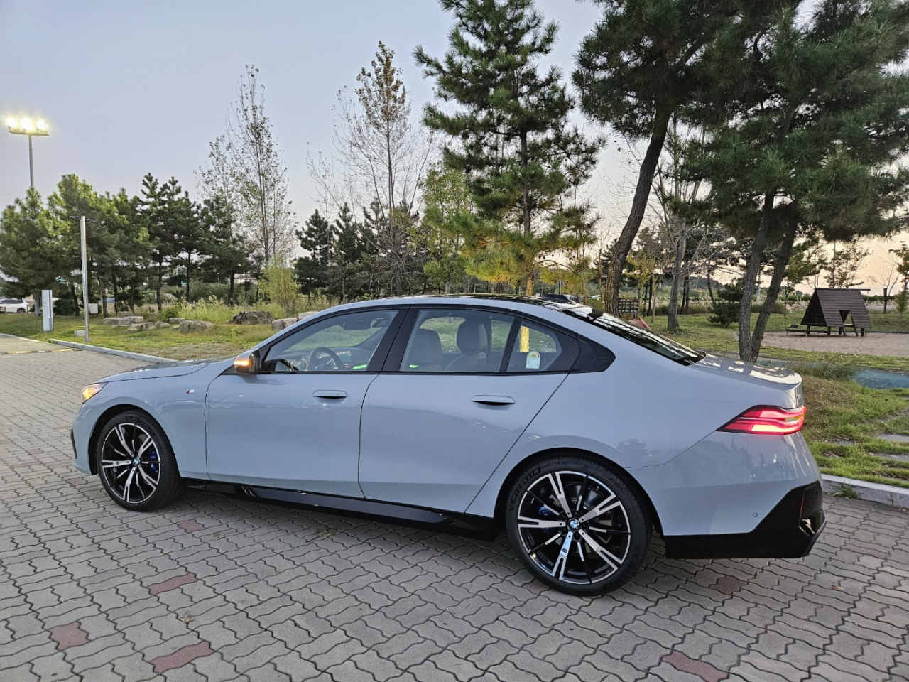 BMW 뉴 5시리즈. 뒤로 갈수록 상승하는 뚜렷한 캐릭터 라인을 통해 매끈하면서도 볼륨감을 강조했다. [김지윤 기자]