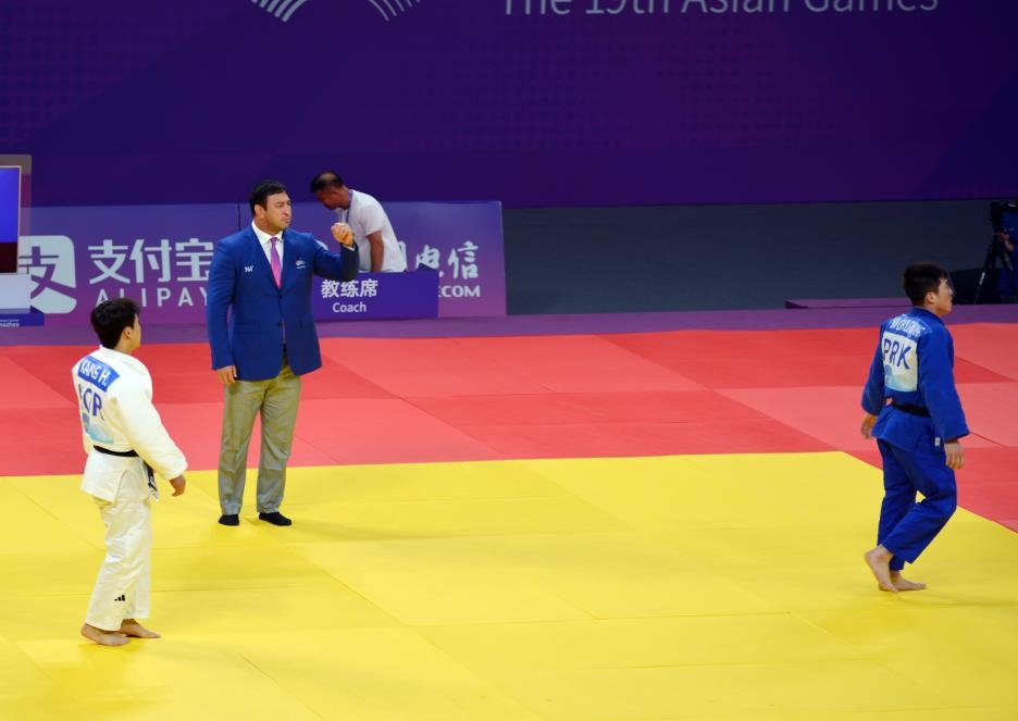 항저우 아시안 게임 유도 시합에서 한국의 강헌철(흰 도복)의 악수를 거부하고 돌아서는 북한 김철광(파란 도복)[연합]