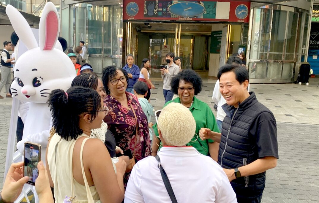 오세훈 서울시장이 우리의 추석, 중국 국경절이 맞물린 연휴중 진행된 환대주간에, 서울관광 환대부스로 나와, 인근에 있던 외국인 관광객과 환담하고 있다.