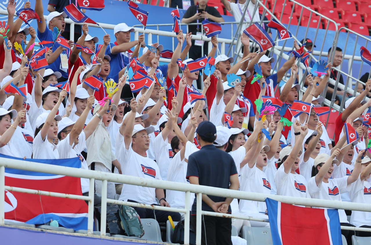 지난달 30일 중국 원저우 스포츠센터 스타디움에서 열린 2022 항저우 아시안게임 여자축구 8강전 한국과 북한의 경기. 에서 북한 응원단이 관중석에서 선수들을 응원하고 있다. [연합]