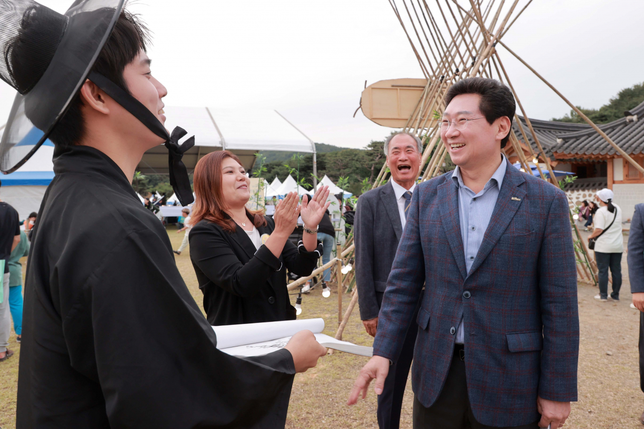지난 7일 열린 '포은 문화제'에 마련된 행사에 직접 참여하고 있는 이상일 용인특례시장.[용인시 제공]