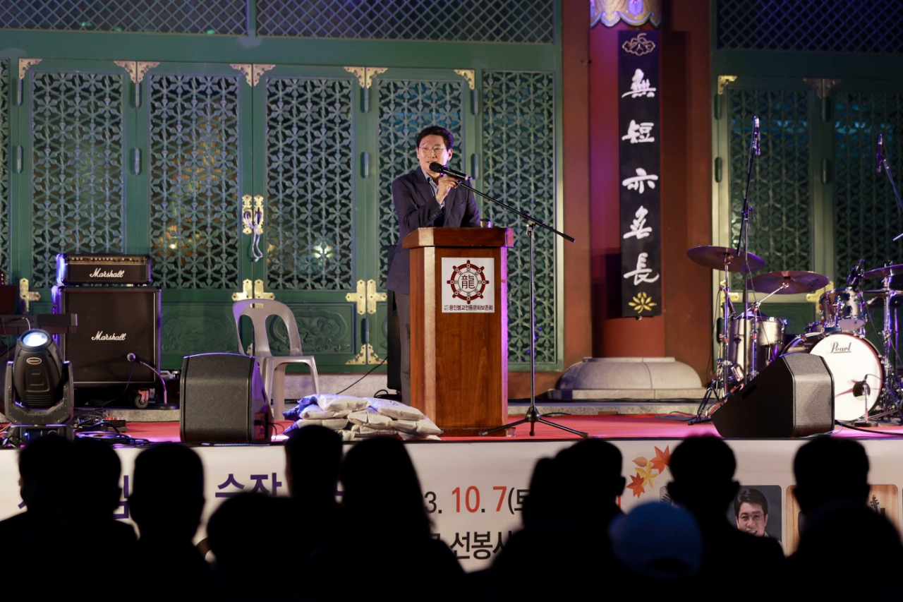 지난 7일 열린 '김윤후 승장 추모 산사 음악회'에서 축사를 하고 있는 이상일 용인특례시장.[용인시 제공]