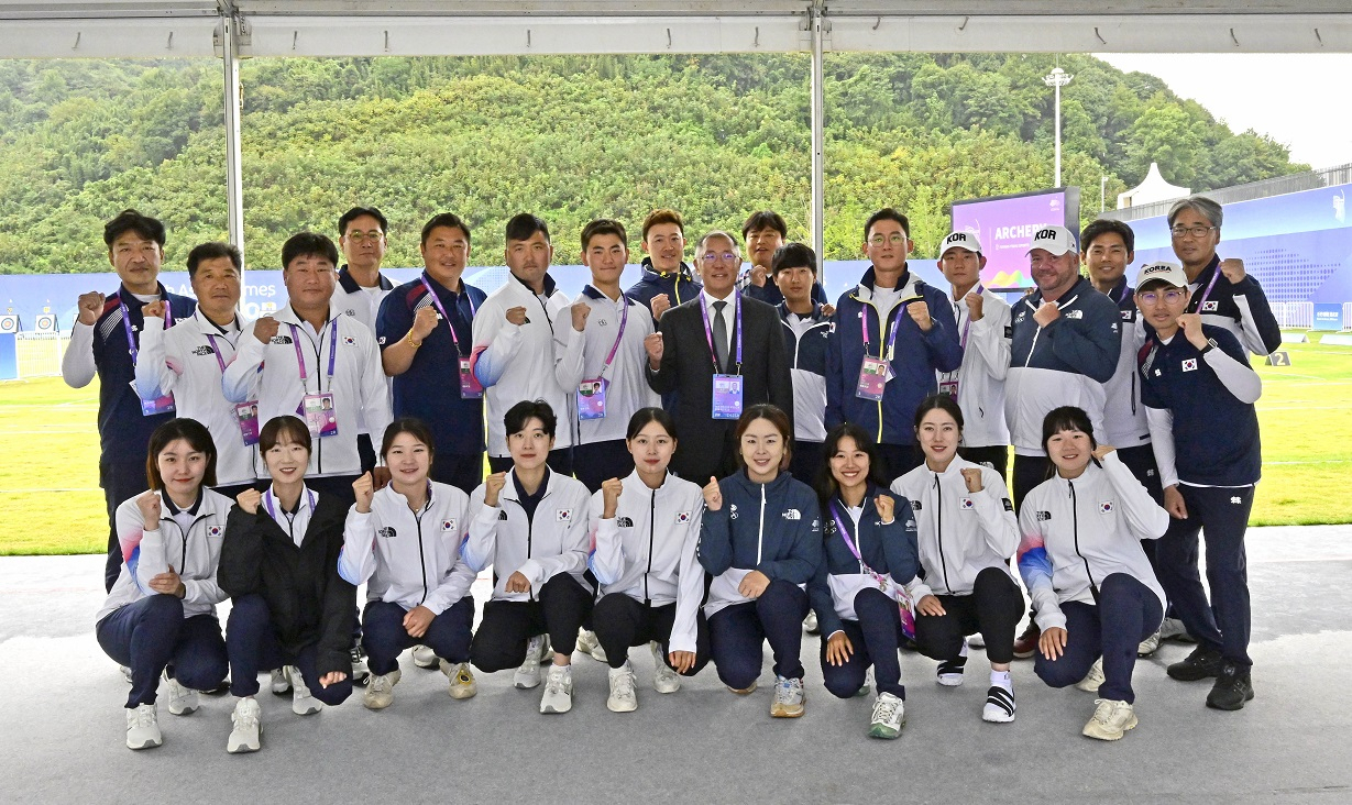 정의선 현대차그룹 회장이 7일 항저우 양궁경기장에서 모든 양궁 경기가 끝난 뒤 양궁 대표선수들을 격려하고 기념촬영하고 있는 모습. [대한양궁협회 제공]