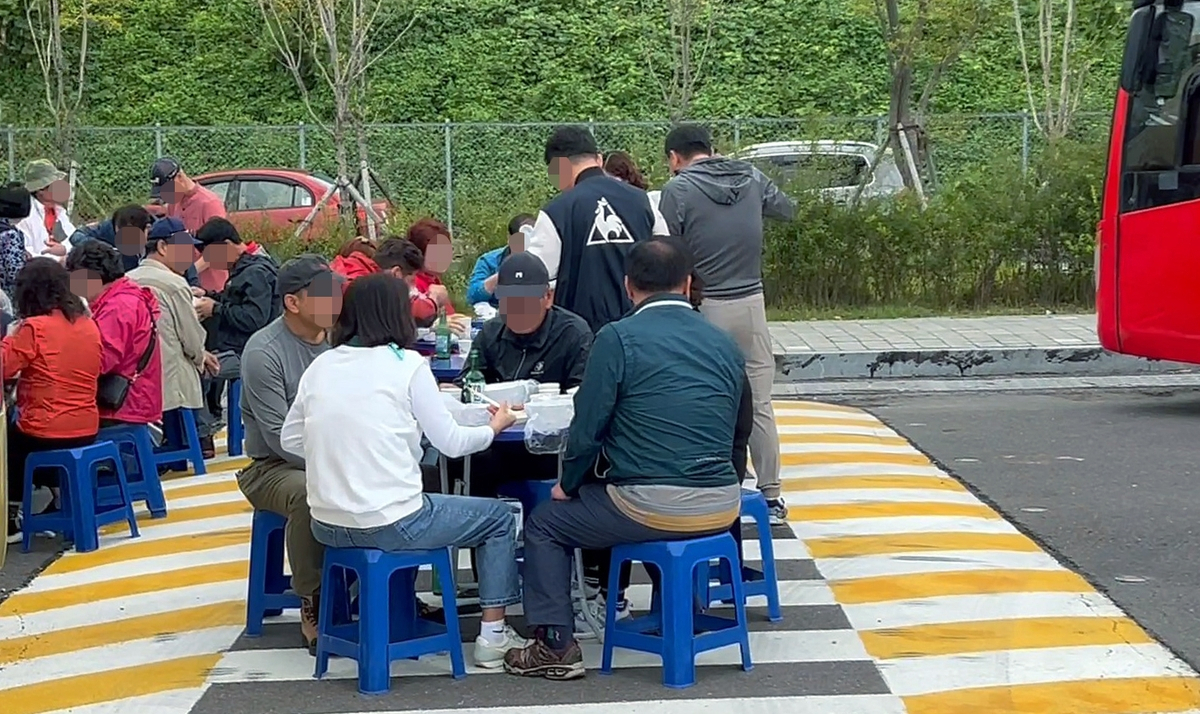 고속도로 휴게소에서 상을 펴고 술을 먹고 있는 사람들[독자 제공. 연합]