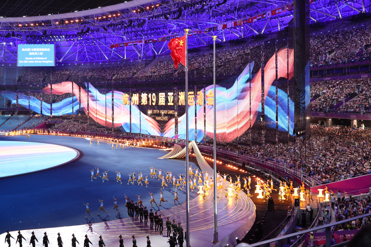 지난달 23일 중국 항저우 올림픽 스포츠센터 스타디움에서 열린 2022 항저우 아시안게임 개회식에서 개최국 중국의 오성홍기가 게양되고 있다. [연합]