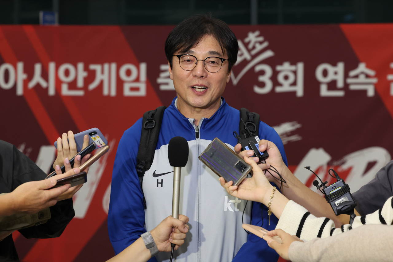 2022 항저우 아시안게임에서 금메달을 따내 3연패 위업을 달성한 남자 축구대표팀의 황선홍 감독이 8일 오후 인천공항을 통해 귀국해 취재진과 인터뷰 하고 있다. [연합]