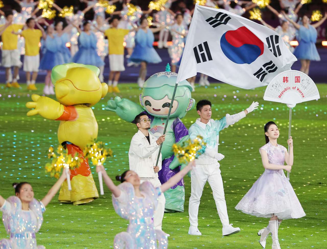 8일 오후 중국 항저우 올림픽 스포츠센터 스타디움에서 열린 2022 항저우 아시안게임 폐회식에서 대한민국 선수단 기수 김홍열(브레이킹)이 태극기를 들고 입장하고 있다. 한국은 이번 대회에서 금메달 42개, 은메달 59개, 동메달 89개로 종합 3위를 기록했다. 연합뉴스