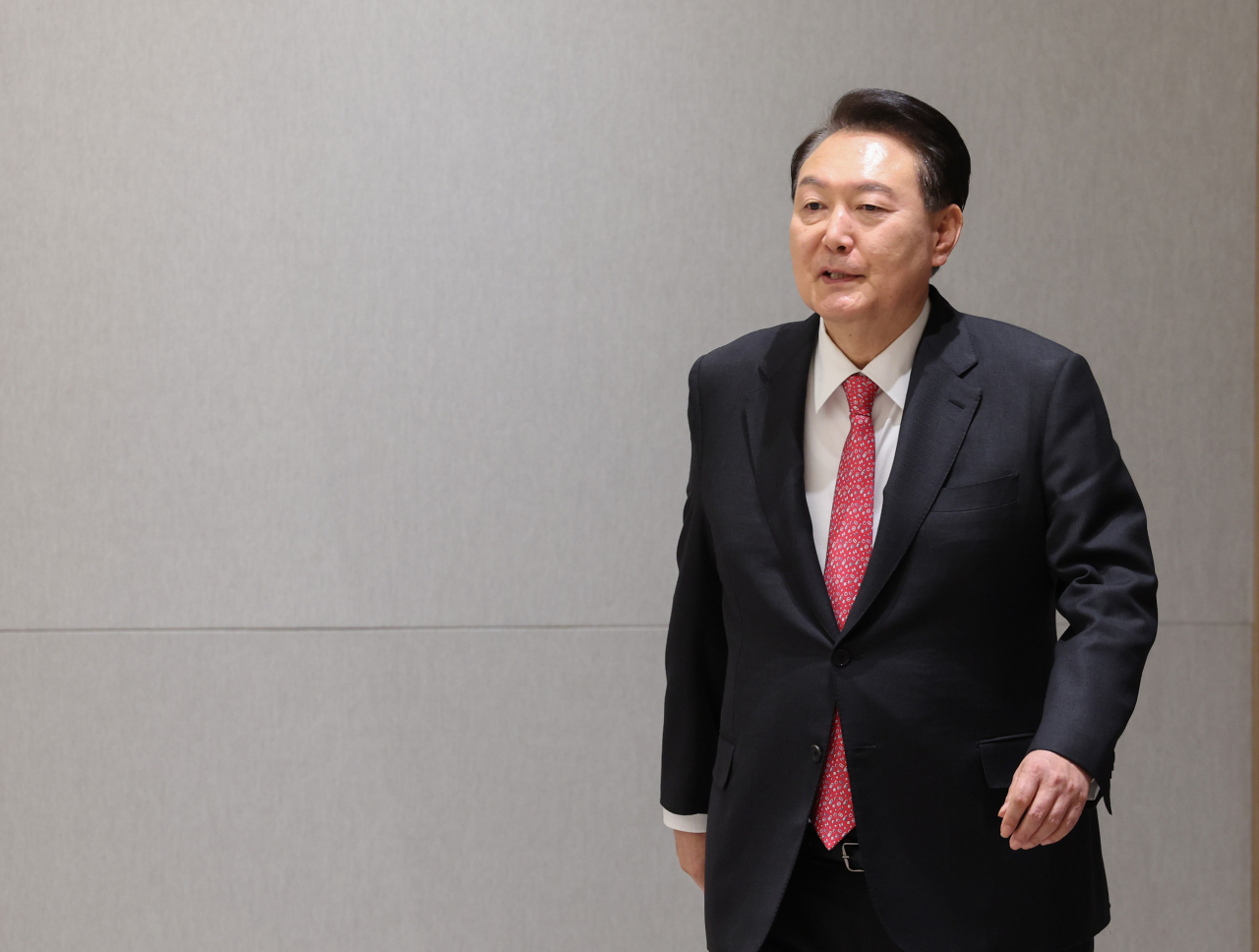 윤석열 대통령이 6일 서울 용산 대통령실 청사에서 열린 ‘교권 보호 4법 계기 현장 교원과의 대화’에 입장하고 있다. [연합]