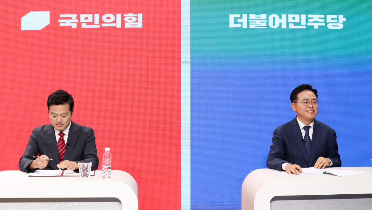 진교훈 더불어민주당 후보(오른쪽), 김태우 국민의힘 강서구청장 보궐선거 후보자가 지난 2일 오후 서울 강서구 SK브로드밴드 스튜디오에서 열린 강서구청장 보궐선거 후보자 토론회에 참석해 토론 준비를 하고 있다. [연합]