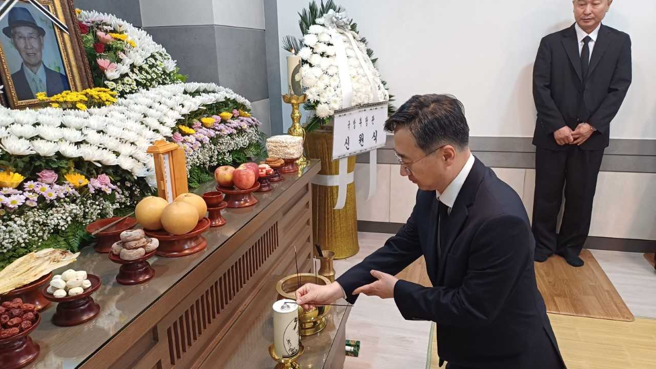 귀환 국군포로 고(故) 한병수 씨가 8일 별세했다. 신범철 국방부차관이 9일 오전 고인의 빈소를 찾아 조문하고 유족들에게 애도의 뜻을 전했습니다. [국방부 제공]