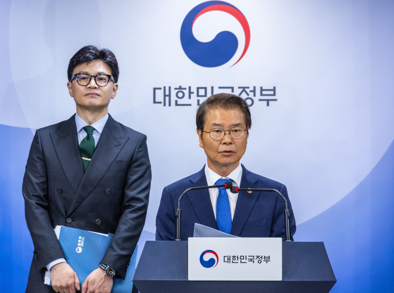 이정식 고용노동부 장관(오른쪽)과 한동훈 법무부 장관이 25일 오후 서울 종로구 정부서울청사에서 임금 체납 근절 관련 고용노동부·법무부 합동 담화문을 발표하고 있다. [연합]