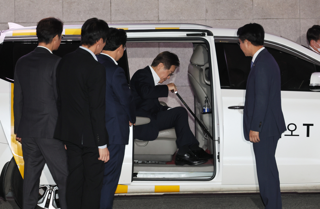이재명 더불어민주당 대표가 9일 오후 단식 회복 치료를 마치고 녹색병원에서 퇴원한다. 이 대표가 지난 6일 국회 본회의에 참석하기 위해 택시를 이용해 국회에 도착하는 모습. [연합]