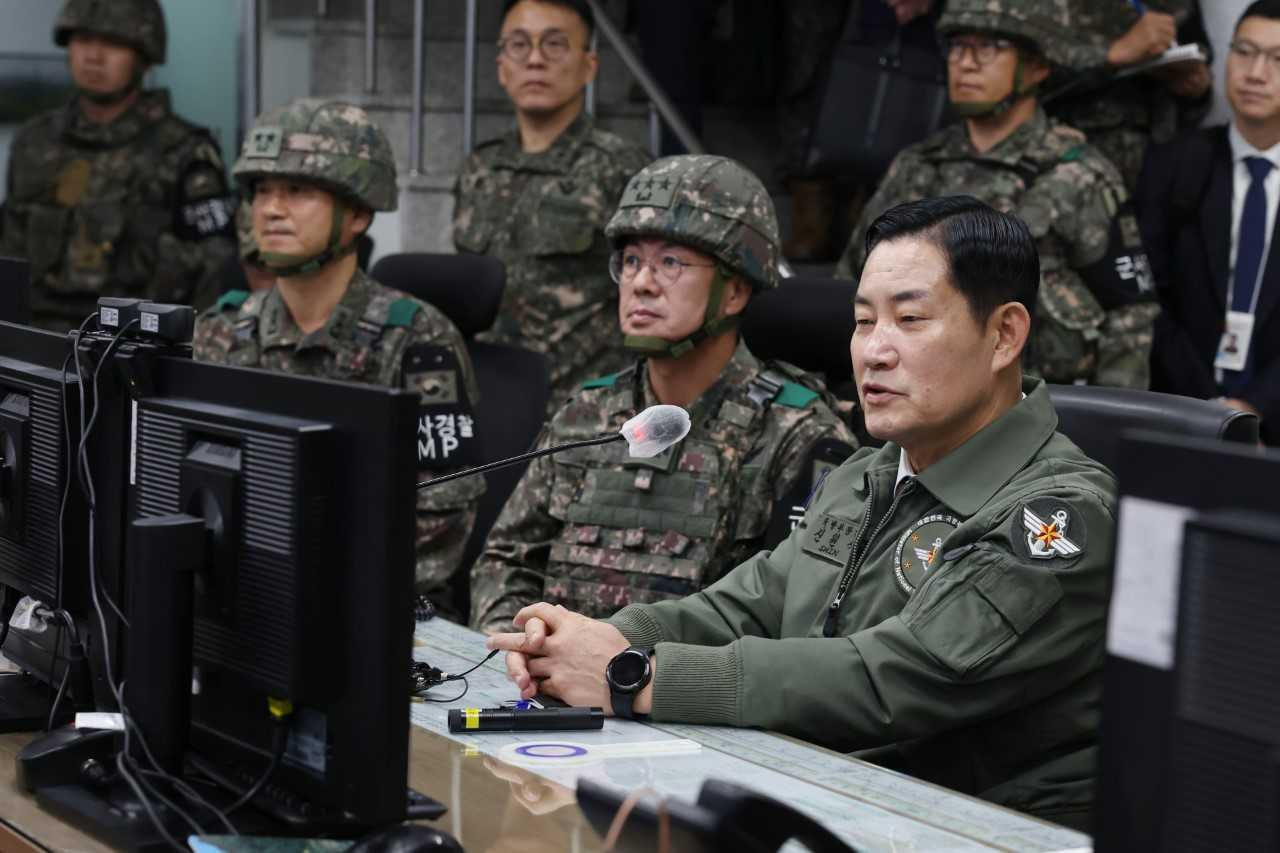 신원식 국방부장관은 9일 오전 최전방 육군 제1보병사단을 찾아 대대 지휘통제실을 방문 예하 부대지휘관들과 화상회의(VTC)를 갖고 적이 도발하면 “즉각 응징, 강력히 응징, 끝까지 응징하라”고 지시했다. [국방부 제공]