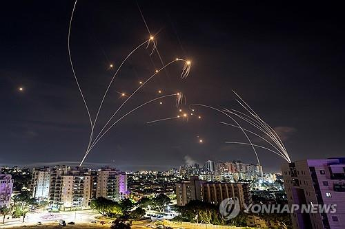 팔레스타인 가자지구에서 날아온 로켓포탄(우측)과 요격 미사일(좌측). [로이터 연합뉴스]