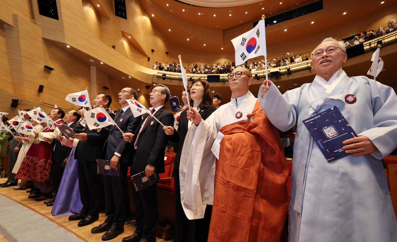 이상민 행정안전부 장관과 참석자들이 9일 오전 세종시 예술의전당에서 열린 577돌 한글날 경축식에서 한글날 노래를 부르고 있다. [연합]