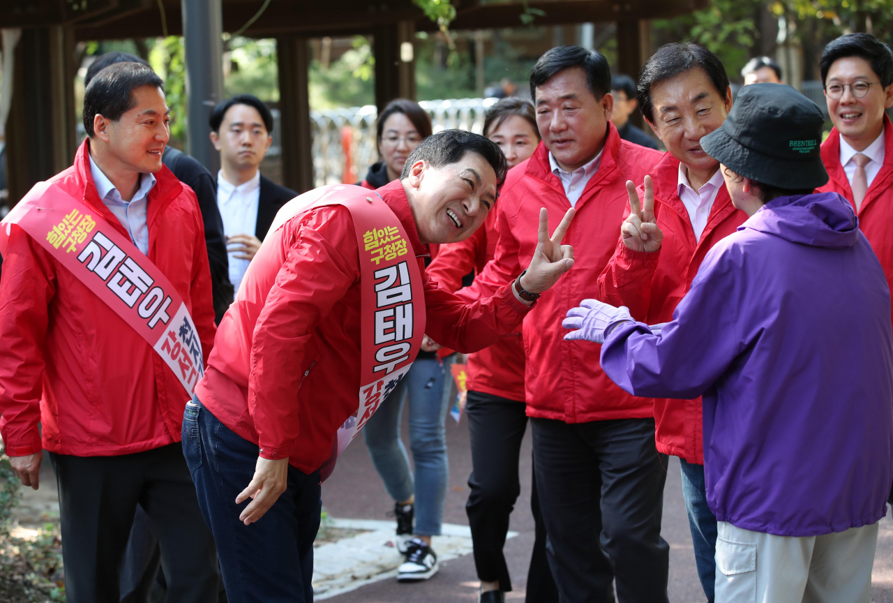 김기현 국민의힘 대표와 당직자들이 9일 오후 강서구 공암나루근린공원에서 강서구청장 보궐선거에 나선 김태우 후보 지원 유세를 펼치고 있다. [연합]