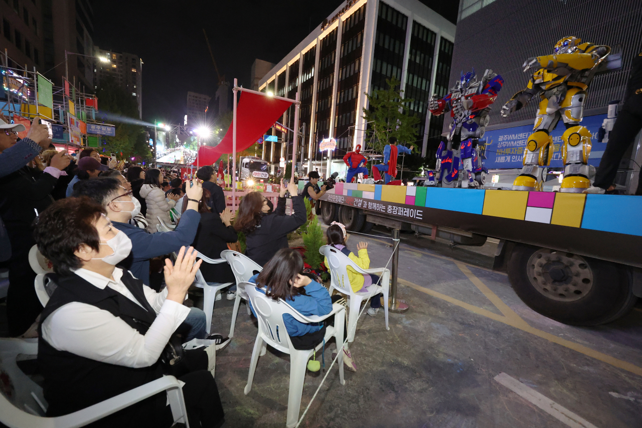 8일 오후 광주 동구 금남로에서 제20회 광주 충장축제 퍼레이드가 펼쳐지고 있다.[연합]