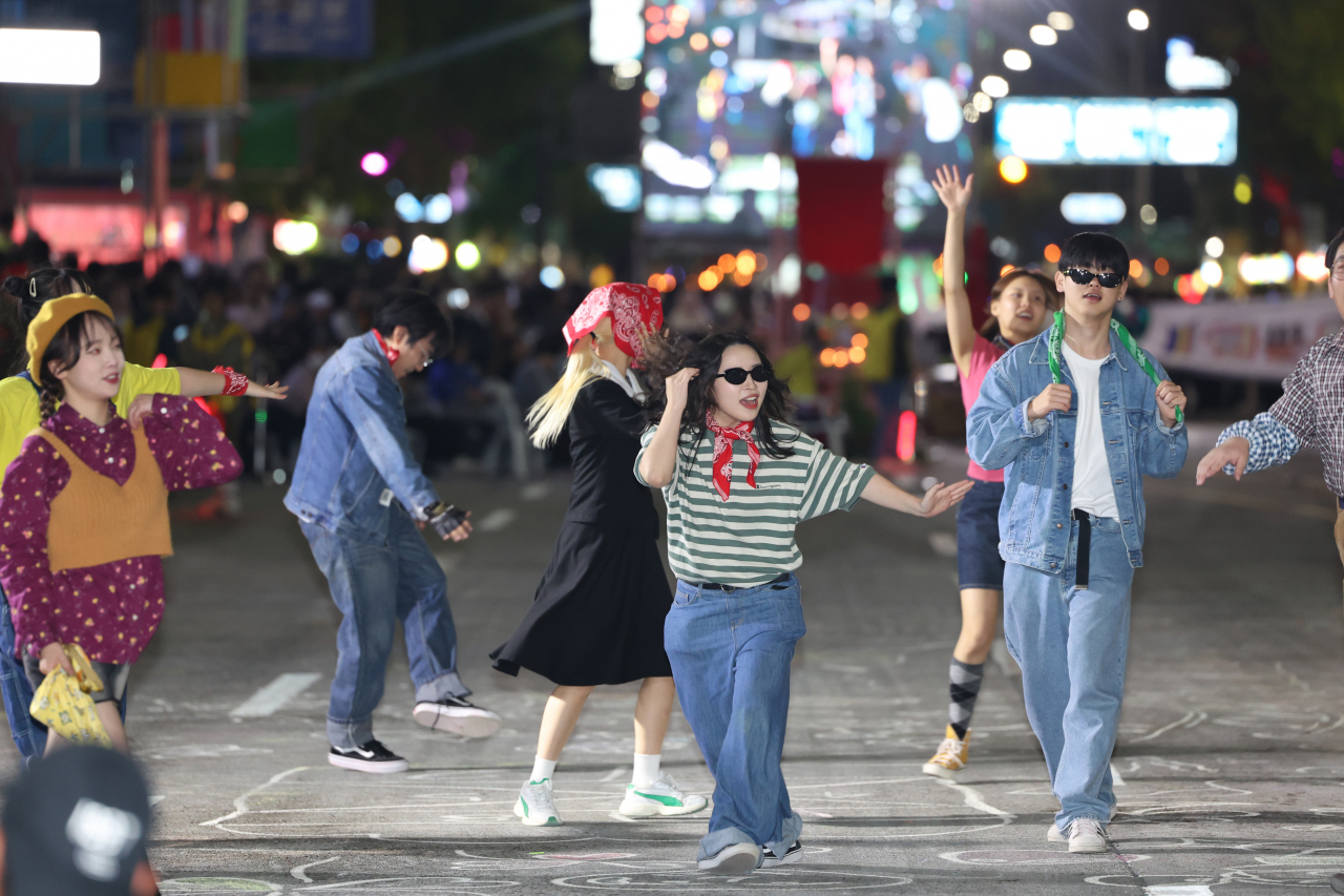 8일 오후 광주 동구 금남로에서 제20회 광주 충장축제 퍼레이드가 펼쳐지고 있다.[연합]
