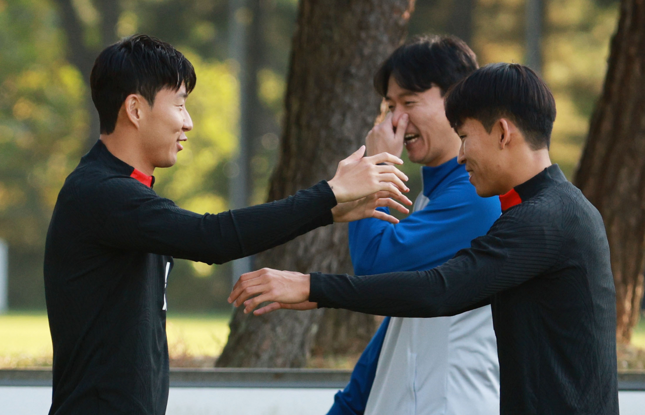 9일 오후 파주NFC(축구대표팀 트레이닝센터)에서 열린 한국 축구대표팀 소집훈련에서 손흥민이 정우영과 포옹하고 있다. 국제축구연맹(FIFA) 랭킹 26위인 축구대표팀은 13일 오후 8시 서울월드컵경기장에서 튀니지(29위), 17일 오후 8시 수원월드컵경기장에서 베트남(95위)과 잇달아 맞붙는다. [연합]