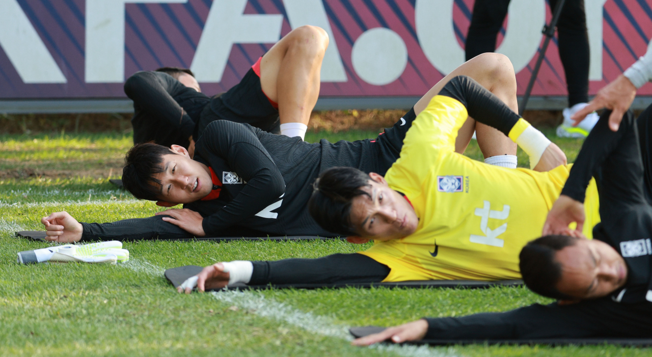 손흥민과 김승규가 9일 오후 파주NFC(축구대표팀 트레이닝센터)에서 열린 한국 축구대표팀 소집훈련에서 스트레칭을 하고 있다. 국제축구연맹(FIFA) 랭킹 26위인 축구대표팀은 13일 오후 8시 서울월드컵경기장에서 튀니지(29위), 17일 오후 8시 수원월드컵경기장에서 베트남(95위)과 잇달아 맞붙는다. [연합]