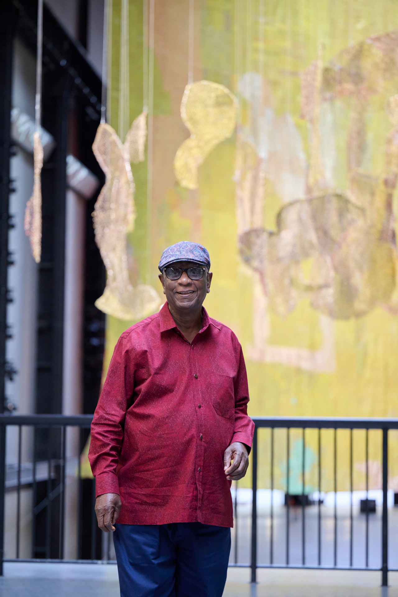 현대 커미션 작가 엘 아나추이. Hyundai Commission: El Anatsui: Behind the Red Moon Installation View. Photo &copy; Tate (Ben Fisher Photography)