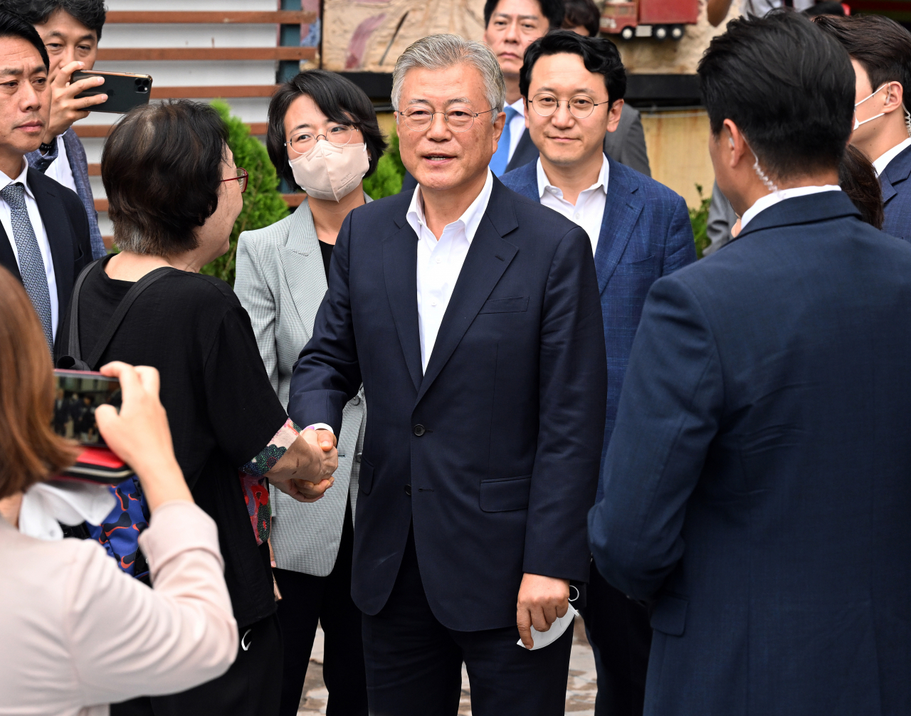 문재인 전 대통령이 입원 중인 더불어민주당 이재명 대표를 만난 지난달 19일 오후 서울 중랑구 녹색병원을 떠나고 있다. [연합]