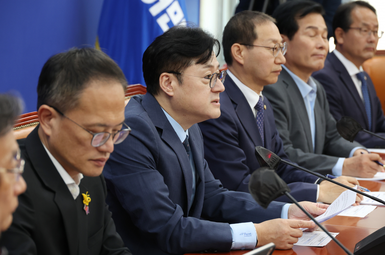 홍익표 더불어민주당 원내대표가 10일 국회에서 열린 국정감사 대책회의에서 발언을 하고 있다. [연합]