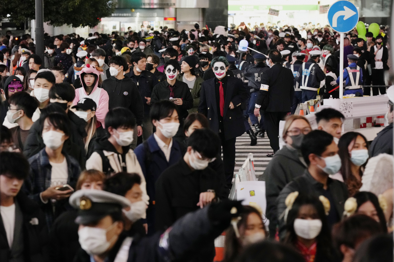 지난해 10월 31일 할로윈 축제 동안의 도쿄 시부야 유흥가 모습[AP]