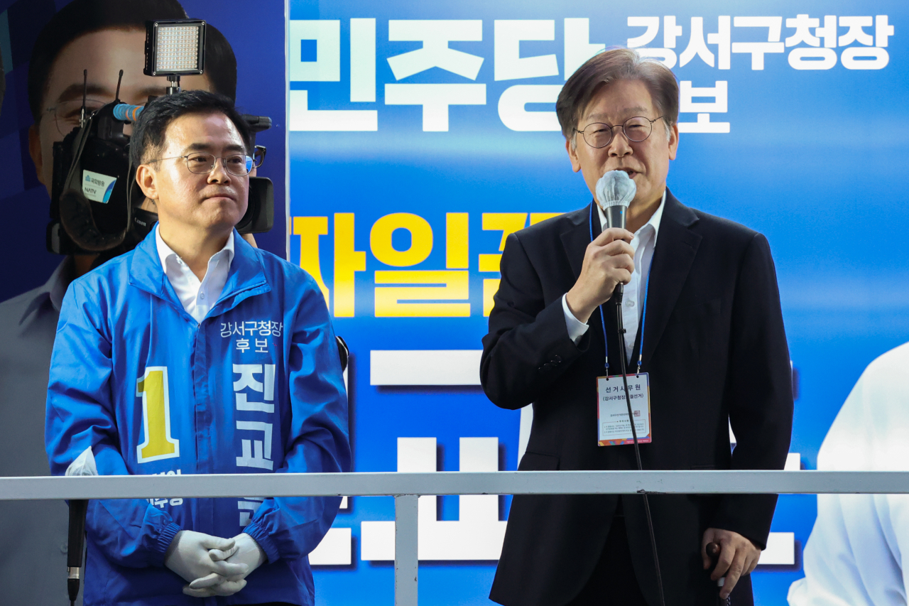 이재명 더불어민주당 대표가 9일 서울 강서구 발산역 인근에서 강서구청장 보궐선거 진교훈 후보 지원 유세를 하고 있다. [연합]