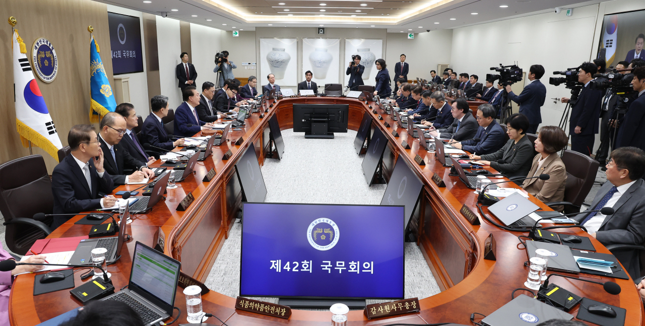 윤석열 대통령이 10일 서울 용산 대통령실 청사에서 열린 국무회의에서 발언하고 있다. [연합]