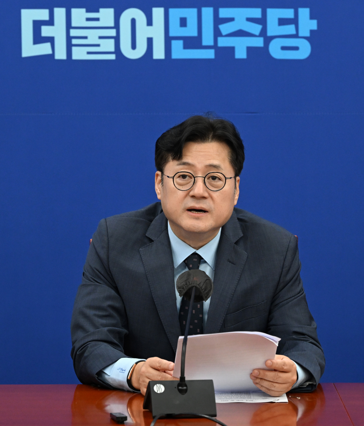 홍익표 더불어민주당 원내대표가 10일 서울 여의도 국회에서 열린 국정감사 대책회의에서 발언하고 있다. 임세준 기자