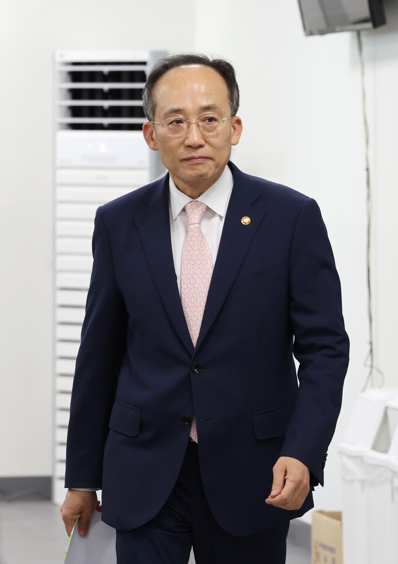 추경호 경제부총리 겸 기획재정부 장관이 5일 오후 세종시 정부세종청사에서 열린 출입기자단 간담회에 입장하고 있다. [연합]