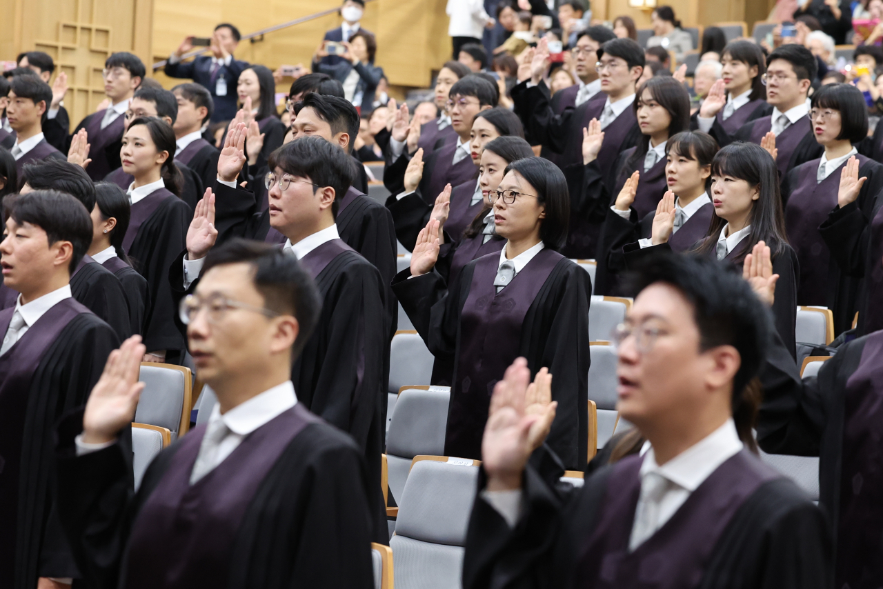 지난 5일 서울 서초구 대법원에서 열린 신임 법관 임명식에서 새로 임명된 판사들이 선서하고 있다. [연합]