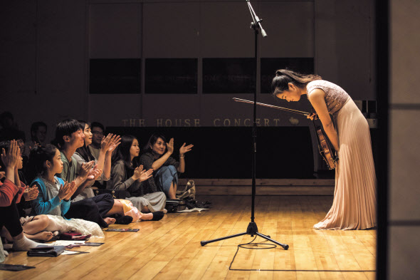 ‘하우스콘서트’1000회의 비결은 꾸준함에 있다. 이 안엔 성실함으로 공연을 이어온 사람들과 애정으로 공연을 찾은 관객과 음악가들이 있다. 이곳에서 연주자는 성장하고, 미래의 별들이 태어났다. 무수한 실험이 쌓여 음악의 꽃을 피웠다. [더하우스콘서트 제공]