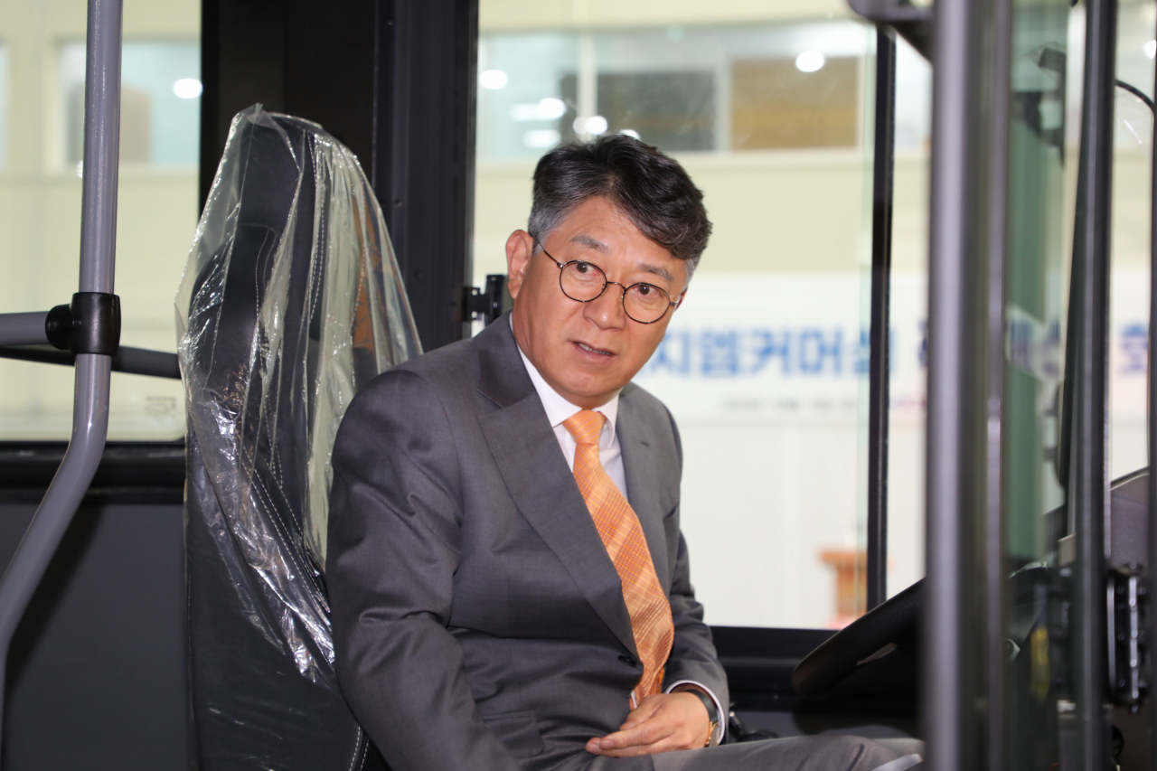곽재선 KGM 커머셜 회장이 실제 KGM 커머셜에서 제작된 버스에 탑승한 모습. [KG모빌리티 제공]