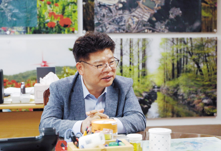김재용 서울대공원 원장이 10일 서울대공원 원장실에서 본지와 인터뷰를 갖고 방문객 1000만명 시대에 대비해 서울대공원은 앞으로 누구나 편히 쉬어갈 수 있는 공공 인프라 역할을 해야 한다고 말했다. [서울대공원 제공]