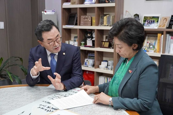 소병철 국회의원(왼쪽)이 국회 정개특위 남인순 위원장에게 순천시 해룡면 선거구의 원상 복구를 요청하고 있다.