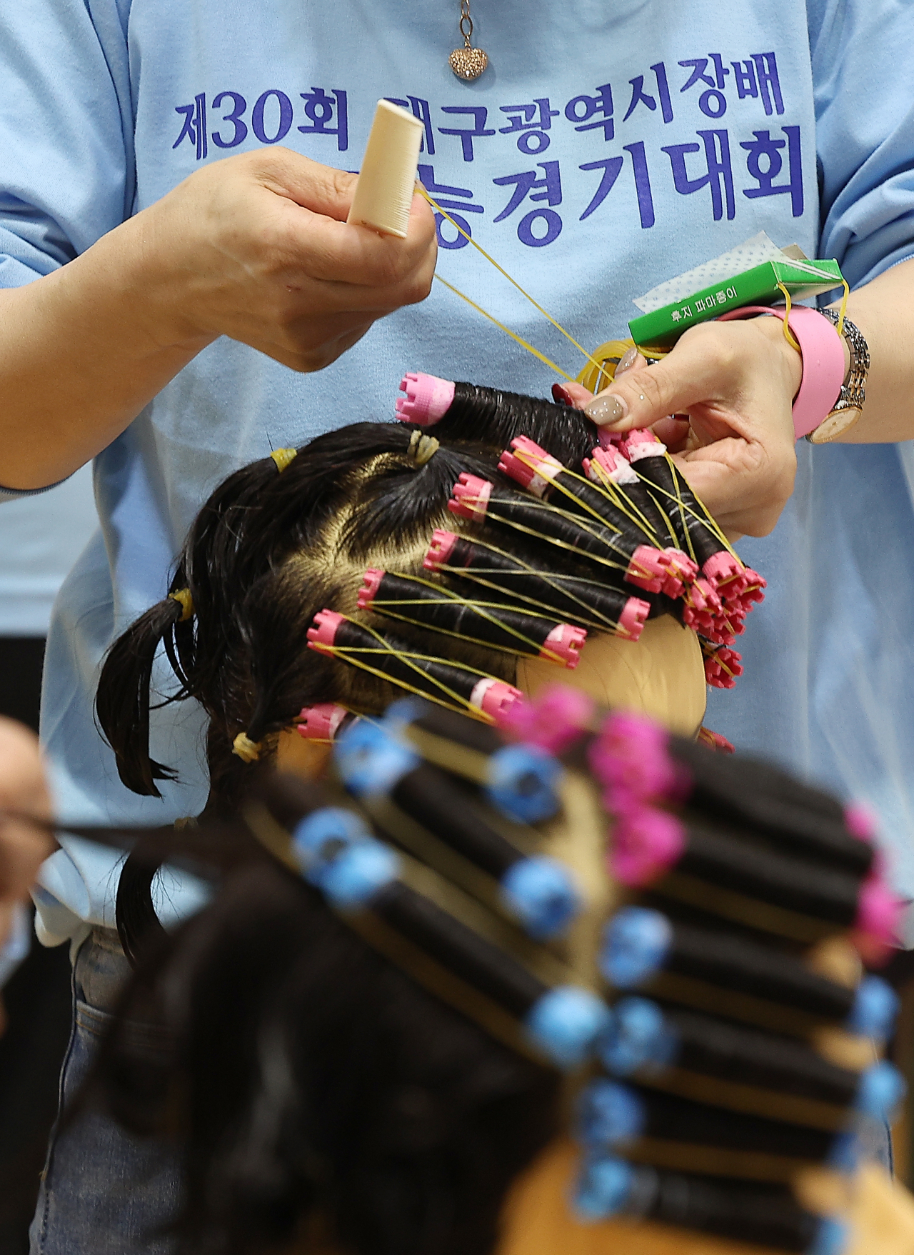 10일 대구 북구 대구시민체육관에서 열린 제30회 대구시장배 이용기능경기대회에서 참가자들이 갈고닦은 실력을 선보이고 있다. [연합]