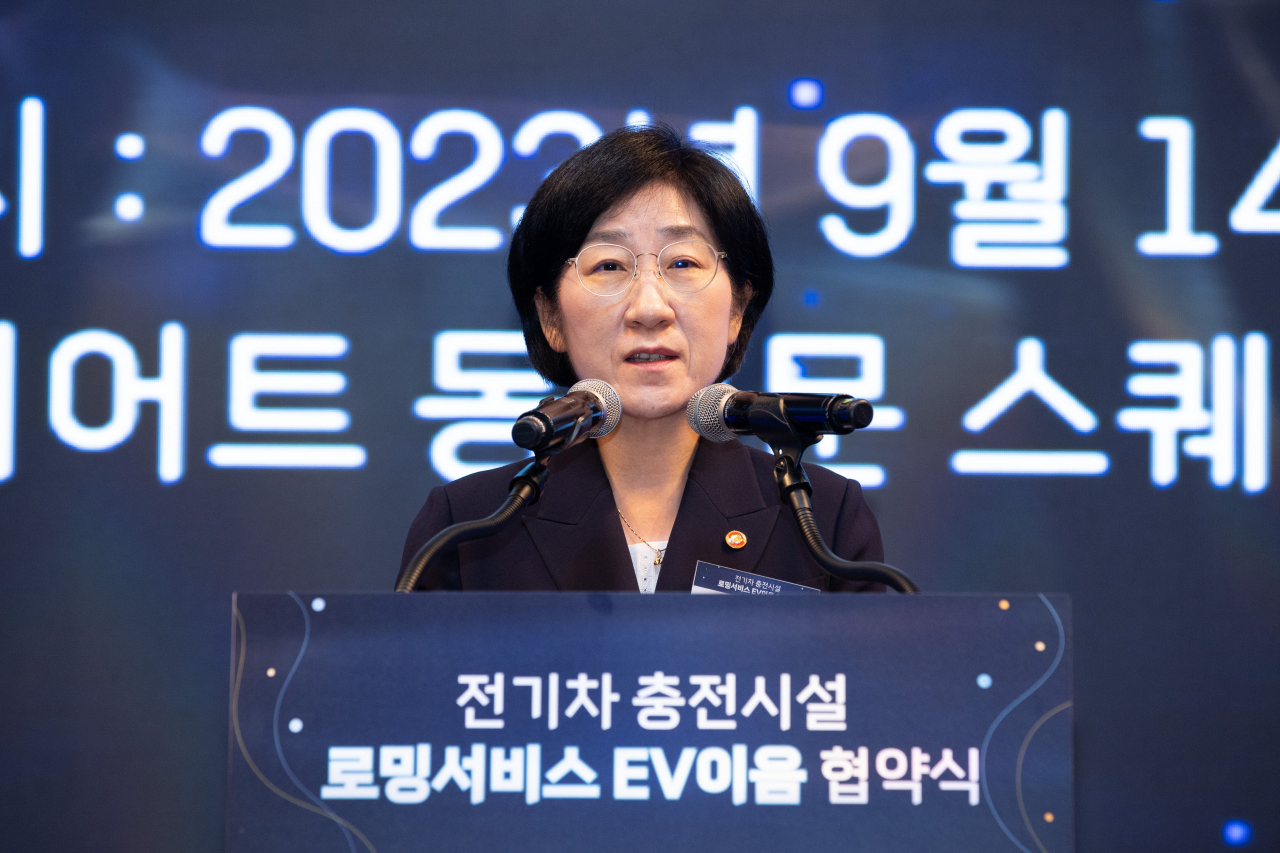한화진 환경부 장관이 14일 서울 동대문구 JW메리어트 동대문스퀘어에서 열린 '전기차 충전기 공동이용 확대를 위한 협약식'에 참석해 인사말을 하고 있다. [연합]