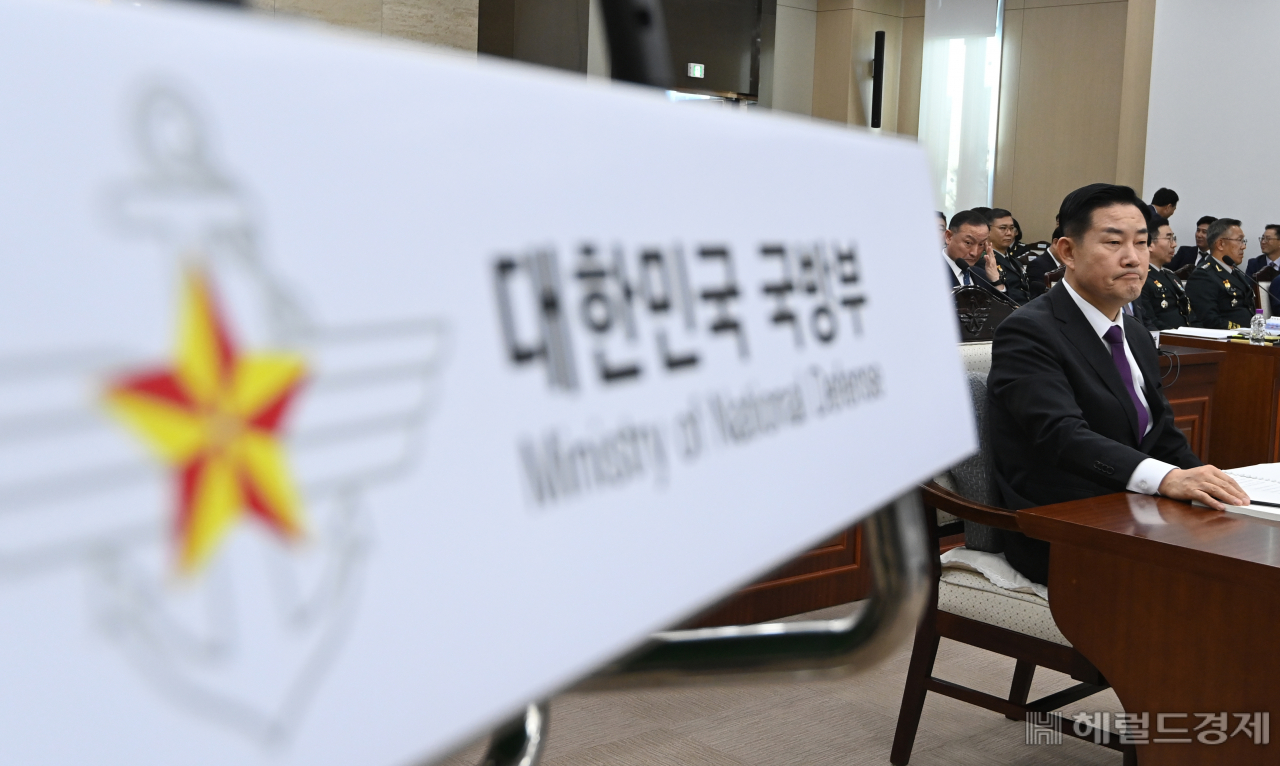 21대 마지막 국감이 시작된 10일 오전 서울 용산구 국방부에서 열린 국회 국방위원회 국정감사에 신원식 국방부 장관이 참석하고 있다. 국회사진기자단