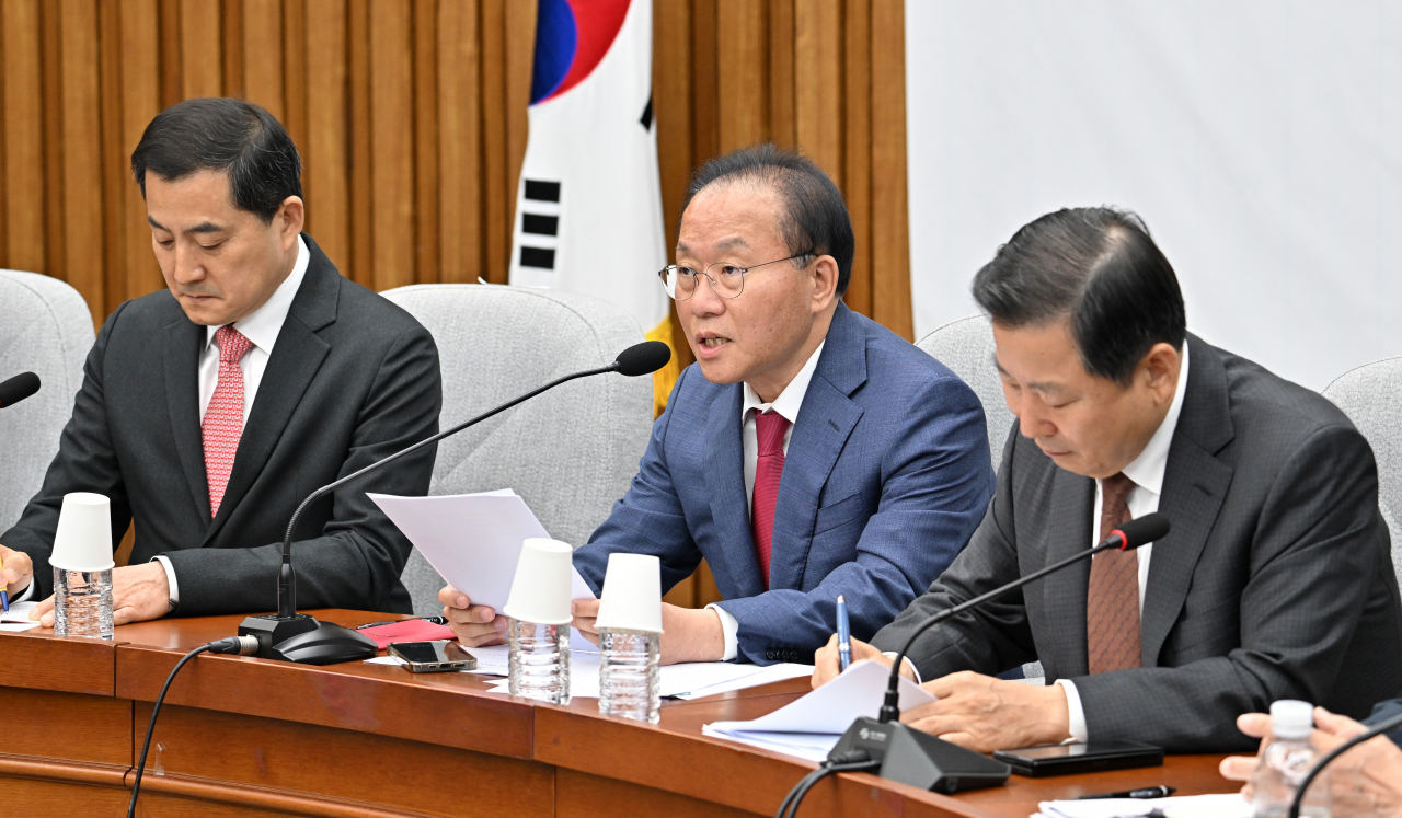 윤재옥(가운데) 국민의힘 원내대표가 10일 서울 여의도 국회에서 열린 국정감사대책회의에서 발언하고 있다. 임세준 기자