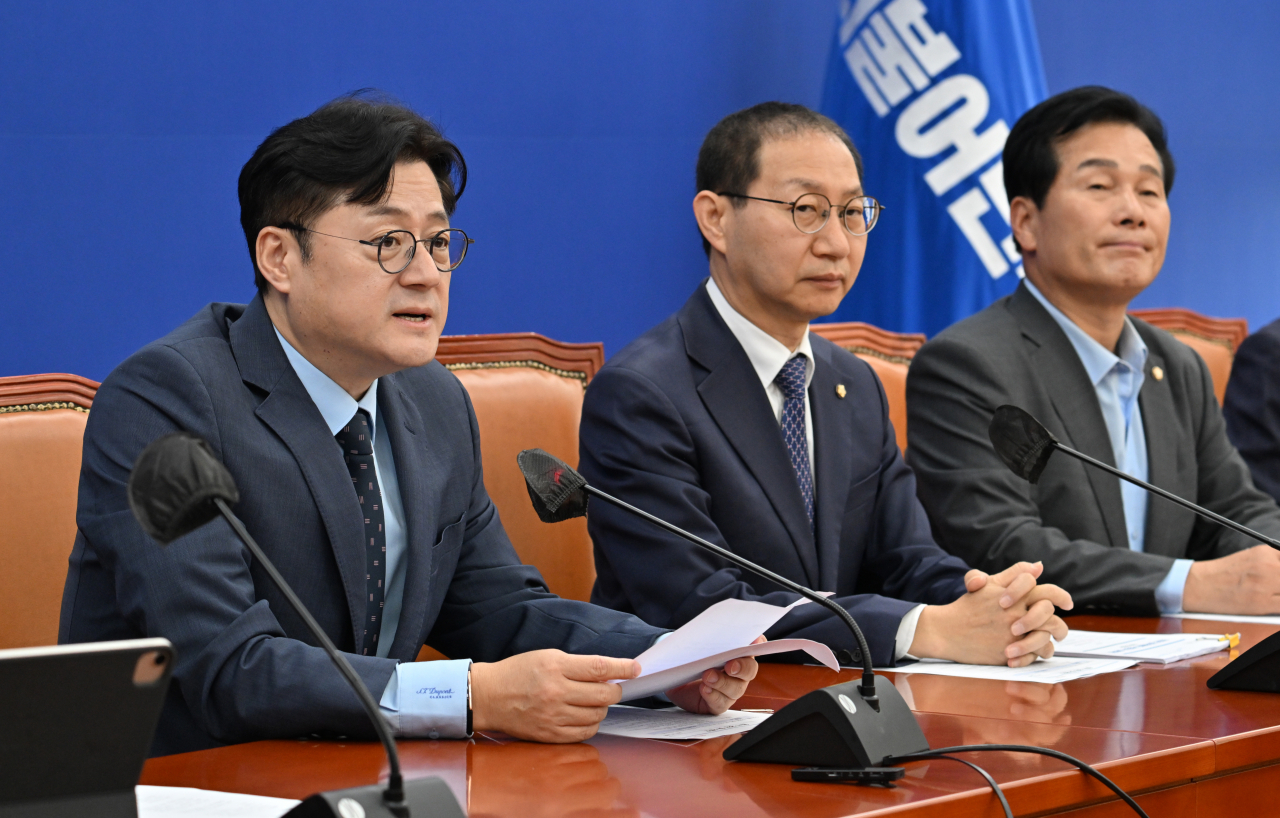 홍익표(왼쪽) 더불어민주당 원내대표가 10일 서울 여의도 국회에서 열린 국정감사 대책회의에서 발언하고 있다. 임세준 기자