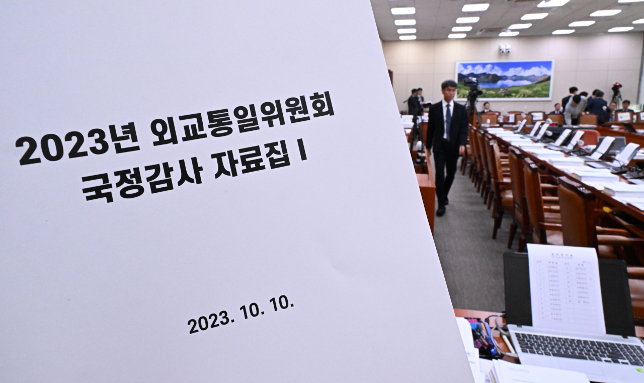 국정감사 시작일인 10일 서울 여의도 국회 외교통일위원회 회의실에서 관계자들이 분주히 감사 준비를 하고 있다. 임세준 기자
