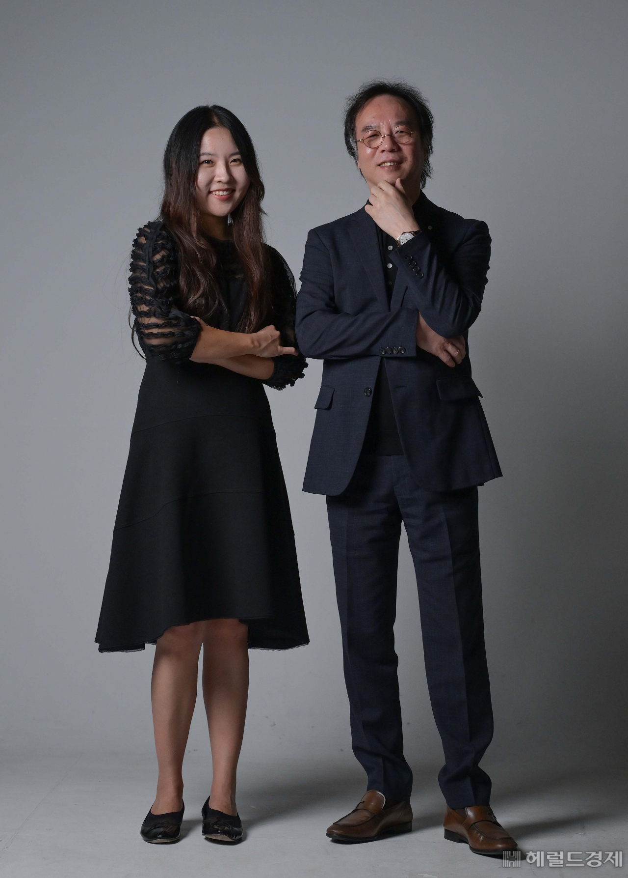‘하우스콘서트’ 1000회의 비결은 꾸준함에 있다. 이 안엔 성실함으로 공연을 이어온 사람들과 애정으로 공연을 찾은 관객과 음악가들이 있다. 이곳에서 연주자는 성장하고, 미래의 별들이 태어났다. 무수한 실험이 쌓여 음악의 꽃을 피웠다.사진은 더하우스콘서트 박창수 대표와 문지영(왼쪽).이상섭 기자