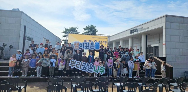 낙안읍성 옆에 자리한 순천시립뿌리깊은나무박물관에서 열린 한글날 기념행사에 참가자들이 기념촬영하고 있다.