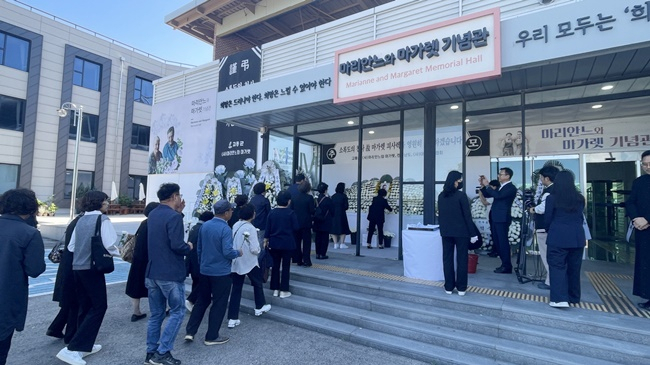 소록도 간호사로 일했던 마가렛 여사의 선종 소식에 군민들이 기념관에 마련된 분향소에서 추모하고 있다.